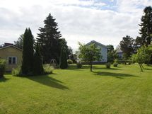 Avara ja hoidettu pihamaa