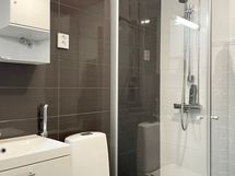 Kylpyhuoneessa on peili- ja allaskaapisto