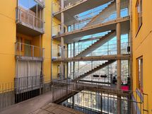 Hissitalossa on luhtikäytävät sisäpihalla, joista on käynti asuntoihin.