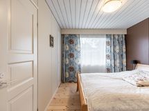 Makuuhuoneen yhteydessä tilava vaatehuone