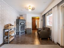 Takkahuoneesta on kulku neljänteen makuuhuoneeseen sekä ulos terassille