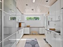 Sekä tilava kodinhoitohuone