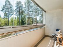 Yläkerran lasitettu parveke