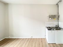 Avokeittiössä on liitäntä pyykinpesukoneelle. Taloyhtiössä ei ole pesutupaa.