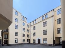 Asunto sijaitsee sisäpihan rakennuksessa.