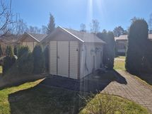 Ulkovarasto takapihalla