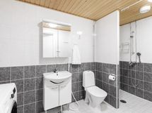 Yläkerran kylpyhuone