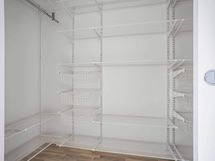 Valokuva asunnosta A 05 - makuuhuone 1:n yhteydessä oleva vaatehuone.