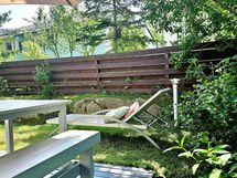 Omalla suojaisalla pihalla