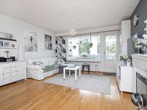 Kaunis valoisa olohuone, josta kulku lasitetulle parvekkeelle.