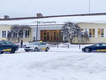 Riihimäen rautatieasema on reilun kilometrin kävelymatkan päässä. Vastapäätä kauppakeskus Atomi.