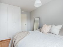 Makuuhuoneessa kaapiston lisäksi vaatehuone