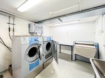 Pyykinpesu onnistuu kätevästi myös taloyhtiön pesutuvassa.