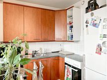 Kiva puunsävyinen keittiö.