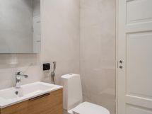 Pääkylpyhuoneen yhteydessä oleva erillinen wc