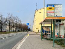 Bussit ja ratikat kulkevat suoraan talon edestä. Mäkelänkadun kunnostuksen aikana poikkeuksia.