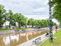 Aurajoen upea ranta on vain minuutin kävelymatkan päässä.