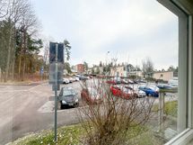 Näkymä keittiön ikkunasta parkkipaikalle.