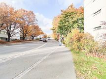 Bussit kulkee talon edestä