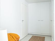 Eteisessä leveä ulkovaatekaapisto.