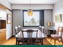 Erillinen ruokailuhuone tarjoaa juhlapöydälle tyylikkään ja kutsuvan ympäristön.