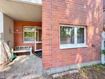 Pihalle mahdutat grillin ja istutuksia.