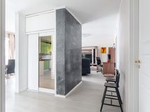 Takan takana vaatteiden säilytykseen sopiva liukuovikomero