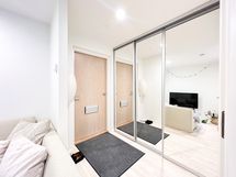 Eteisen yhteydessä mukavasti säilytystilaa peiliovikaapistoissa.