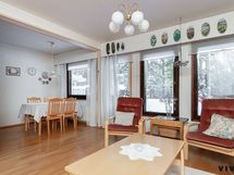 Olohuoneesta on pääsy asunnon takapihalle.