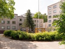 Taloyhtiön sisäpiha jossa on leikkivälineet ja istuskeluryhmät asukkaille.