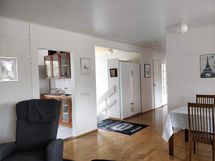 Olohuone, josta käynti keittiöön ja alakertaan.
