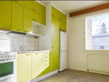 Keittiö on tyylikkäästi remontoitu rakennusvuoden ajanhengen mukaisesti.