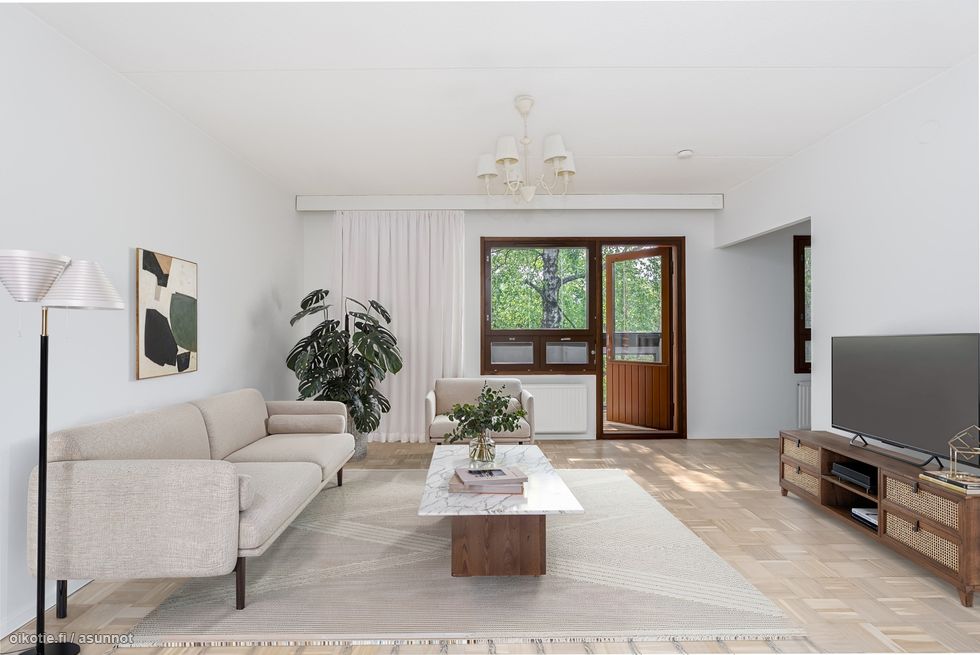 Avara olohuone virtuaalisesti sisustettuna.