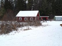 Pihapiiriä eläinsuojalle päin, ateljée oikealla.