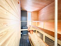 Asukkaiden käyttöön on taloyhtiössä siisti sauna.