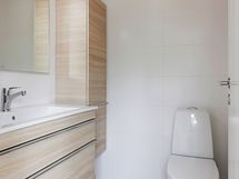Yläkerran wc on uusittu 2018.