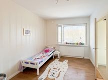 Makuuhuoneen ikkuna suuntaa itään.