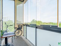 Olohuoneen ja keittiön vieressä on lasitettu parveke