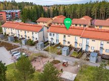 Julkisivu pihan suuntaan
