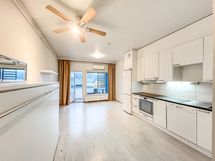 Tilava ylimmän kerroksen koti omalla parvekkeella ja ilmalämpöpumpulla