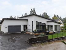 Kahden auton lämmin autotalli