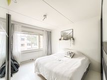 Makuuhuone on hyvän kokoinen.