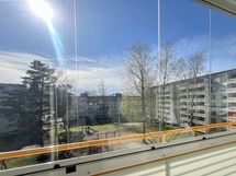 Länsiparveke on lasitettu ja yksiölle varsin tilava!
