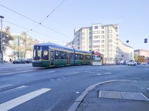 Julkiset liikenneyhteydet niin ratikalla kuin bussillakin mainiot