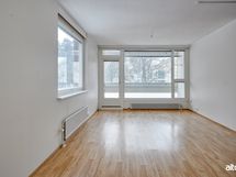 Ikkunoista näkymä suuntaa Mansikkalahdellepäin.