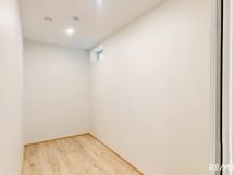 Alakerta | Makuuhuone 1:n vaatehuone