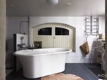 Toinen asunnon kylpyhuoneista