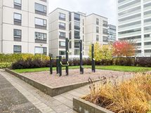 Taloyhtiön takapihalla kuntoilualue.