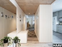 Eteistilasta näkymä keittiöön ja ruokailutilaan