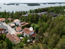 Meren rantaan johtaa kävelypolku talon vierestä